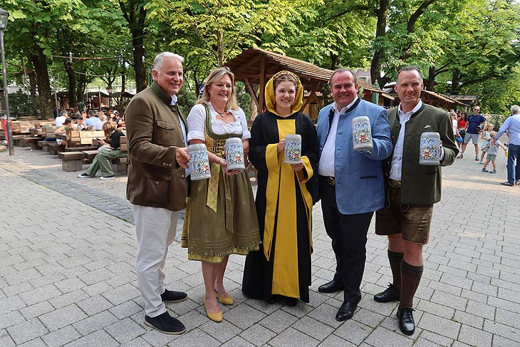 Der Festkrug der Wiesnwirte 2023 wurde am 10.07.2023 vorgestellt: Wirtesprecher Christian Schottenhamel,Wiesn-Stadträtin Anja Berger, das Münchner Kinl Franziska Inselkammer, Wirtschaftsreferent und Wiesnchef Clemens Baumgärtner, Wirtesprecher Peter Inselkammer (©Foto.Martin Schmitz)
